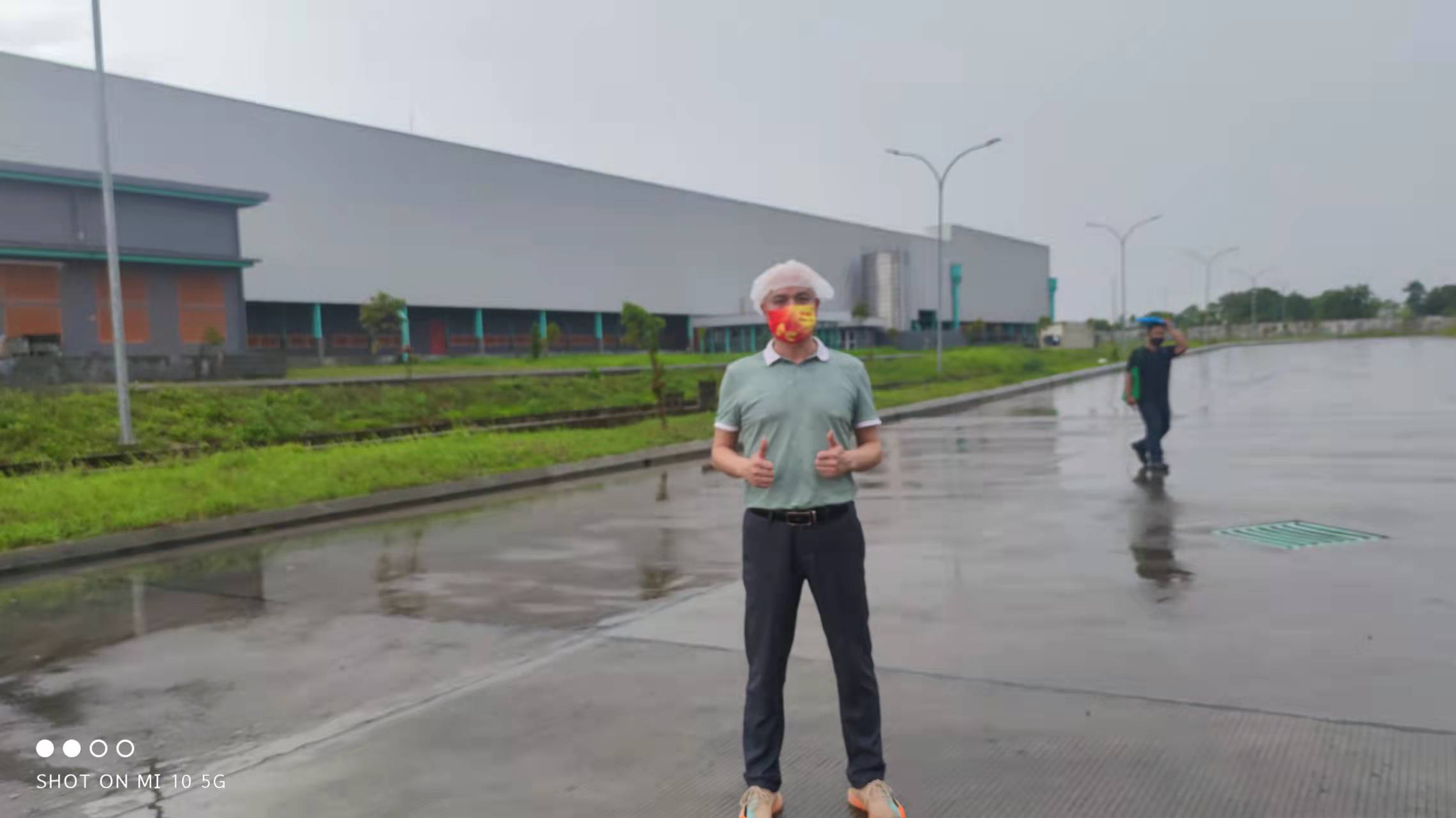 Ingénieur, M. Pan Wu est allé en Indonésie pour le service de débogage de la machine d'emballage